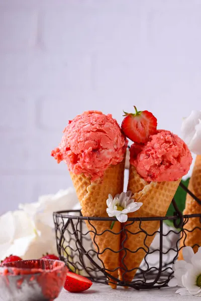 Παγωτό φράουλα σε κώνο βάφλας — Φωτογραφία Αρχείου