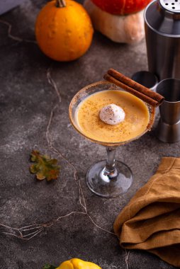 Kremalı balkabağı martini kokteyli veya likör