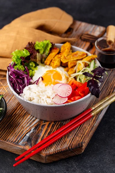 Κορεάτης Bibimbap. Μπολ με κρέας, ρύζι και σαλάτα — Φωτογραφία Αρχείου