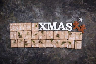 Noel hediye kutularından yapılan Uyarı takvimi