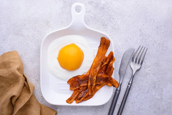 Karottenspeck und Ei aus Pfirsich und Joghurt. — Stockfoto