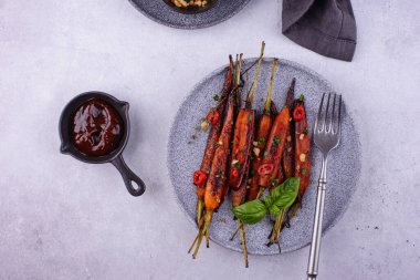 Soya sosu ve bal ile kaplanmış fırında havuç.