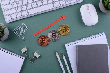 Ofis masasında para var. Kripto para birimi kavramı