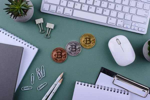 Ofis masasında para var. Kripto para birimi kavramı