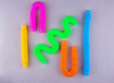 Farklı pop tüpleri. Moda anti-stres oyuncağı