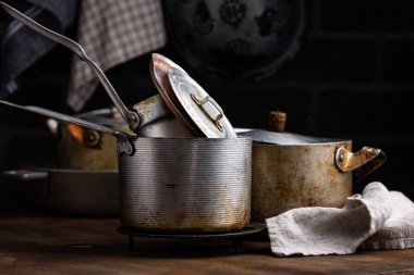 Eski tip demir kaplar ve metal kaplar.