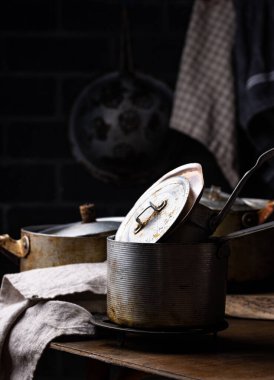 Eski tip demir kaplar ve metal kaplar.