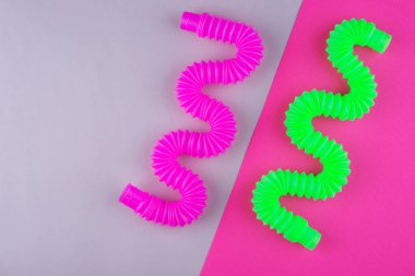 Farklı pop tüpleri. Moda anti-stres oyuncağı