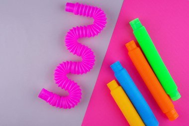 Farklı pop tüpleri. Moda anti-stres oyuncağı