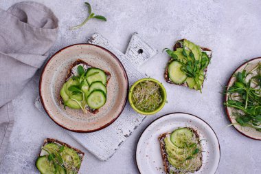 Avokado ve mikroyeşil tost.
