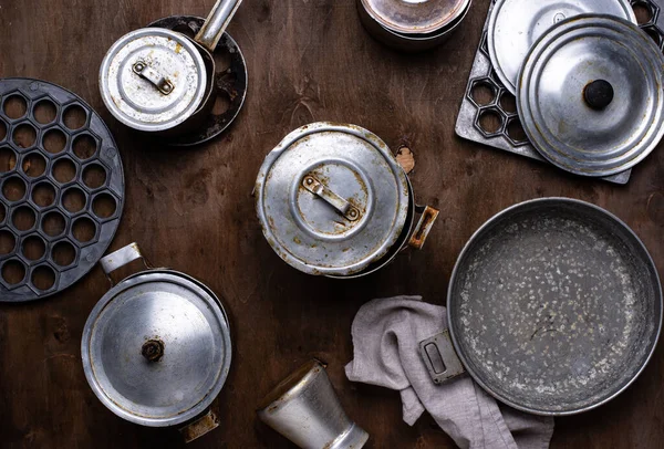 Ollas antiguas de hierro vintage y plato metálico — Foto de Stock