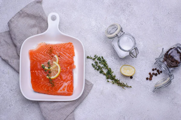Raw salmon fillet with herbs — Stock Photo, Image