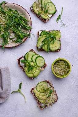 Avokado ve mikroyeşil tost.