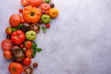 Farklı renkte domatesler.