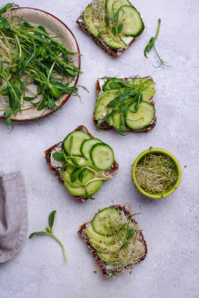 Přípitky s avokádem a microgreen — Stock fotografie