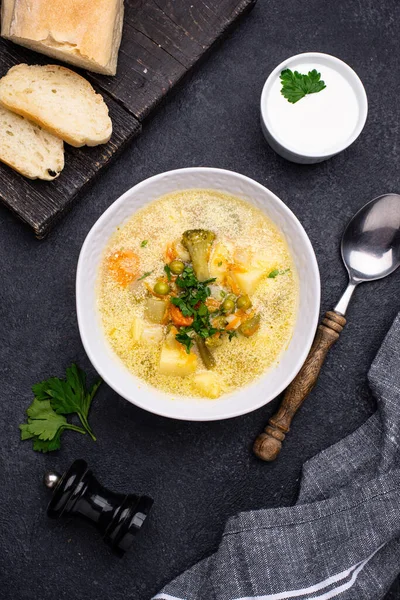 Sup sayuran dengan kentang dan kembang kol — Stok Foto