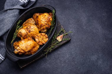 Sarımsaklı ızgara tavuk budu.