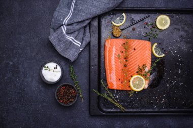 Çiğ somon fileto ve otlar.