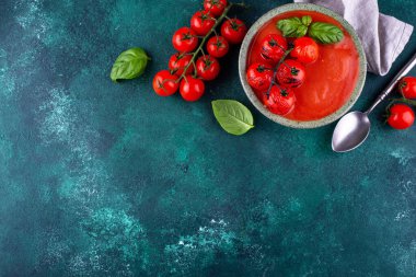 Sağlıklı sebze kremalı domates çorbası.