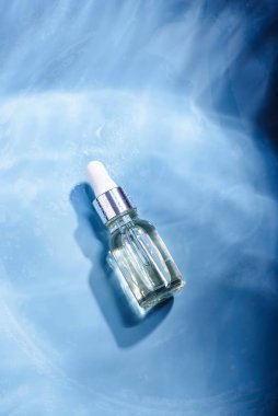 Bir şişe serum ya da hyaluronik su.