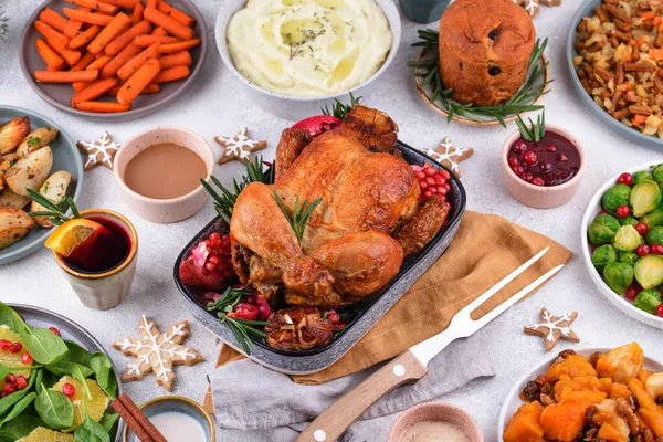 Kerst feestelijk diner met traditionele gerechten — Stockfoto