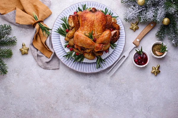 Weihnachtliches gebackenes Hühnchen zum festlichen Abendessen. — Stockfoto