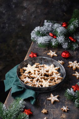 Noel kurabiyeleri kar tanesi şeklinde.