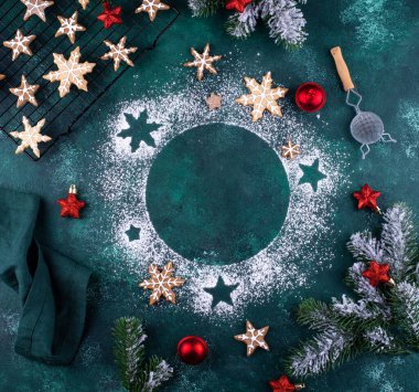 Noel kurabiyeleri kar tanesi şeklinde.