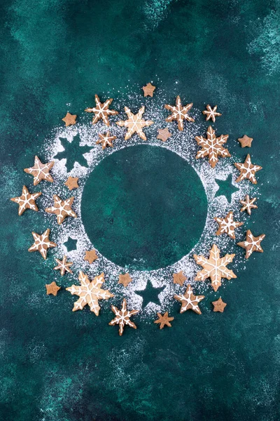 Noel kurabiyeleri kar tanesi şeklinde.