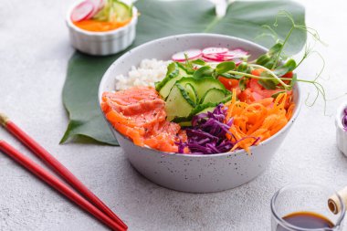 Somon, pirinç ve sebzeli Hawaii poke kasesi.