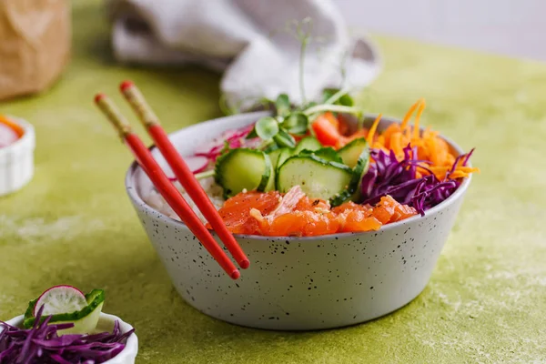 Somon, pirinç ve sebzeli Hawaii poke kasesi.