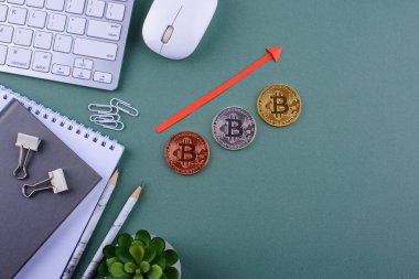 Ofis masasında para var. Kripto para birimi kavramı