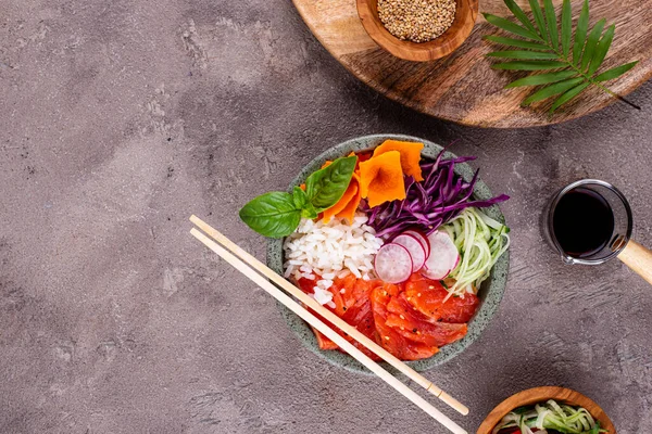 Hawaiiaanse poke bowl met zalm en garnalen — Stockfoto