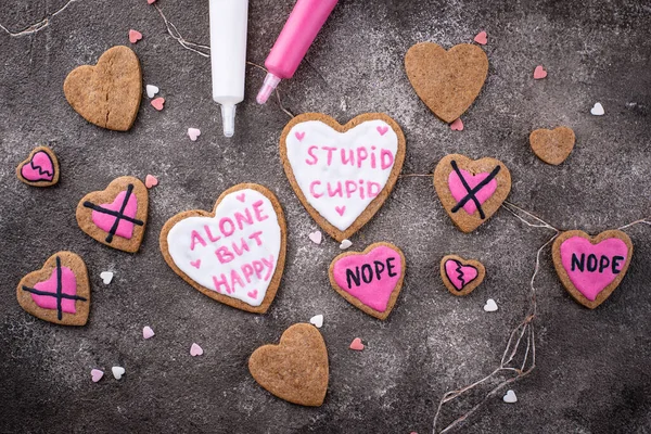 Anti-Valentine day concept. Cookies Alone but happy. — Stock Photo, Image