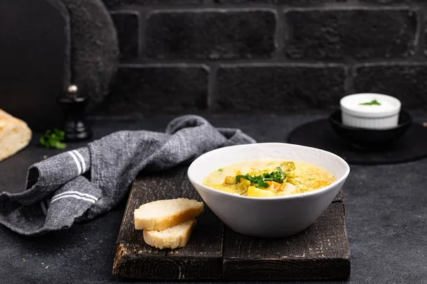 Овощной суп с картошкой и цветной капустой — стоковое фото