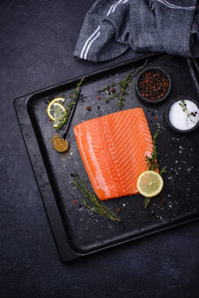 Raw salmon fillet with herbs — Stock Photo, Image