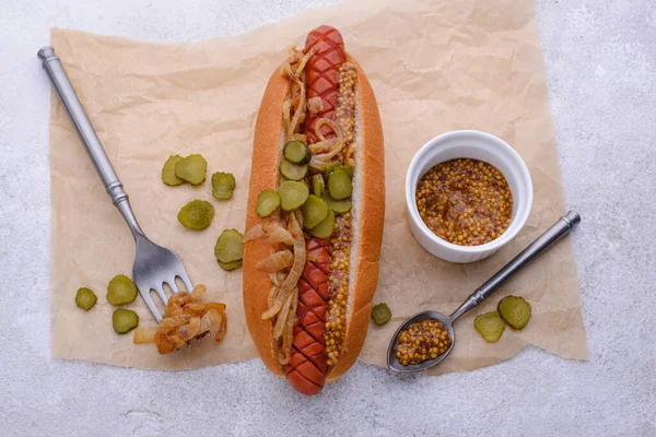 Hot dog kolbásszal. Hagyományos amerikai gyorsétterem — Stock Fotó