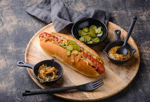Perro caliente con salchichas. Comida rápida tradicional americana — Foto de Stock