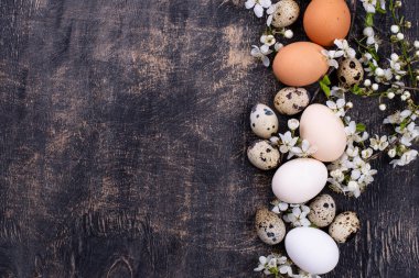 Çiçekli tavuk ve bıldırcın yumurtaları.