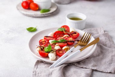 Domatesli ve mozarellalı Caprese salatası