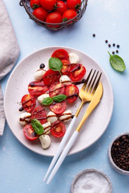 Domatesli ve mozarellalı Caprese salatası