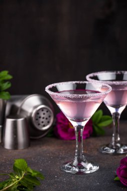 Gül şuruplu pembe martini kokteyli.