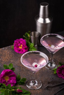 Gül şuruplu pembe martini kokteyli.