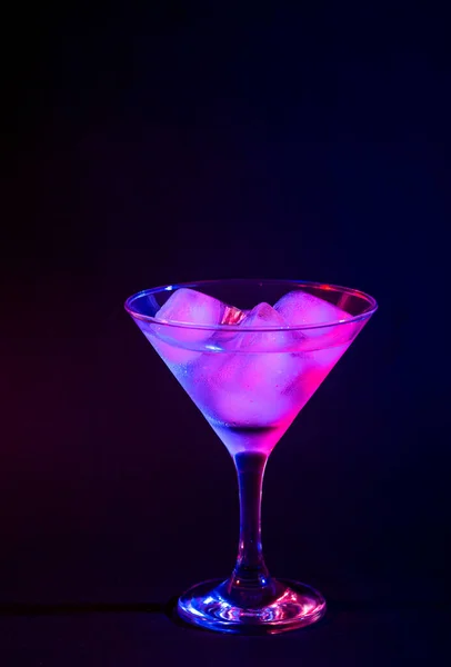 Martini koktajl w modnym świetle neonu — Zdjęcie stockowe