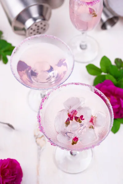 Auswahl an rosa Cocktails mit Rosensirup. — Stockfoto