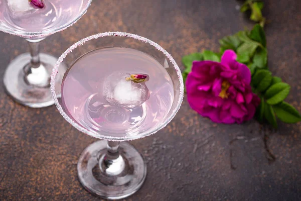 Rosa Martini-Cocktail mit Rosensirup — Stockfoto