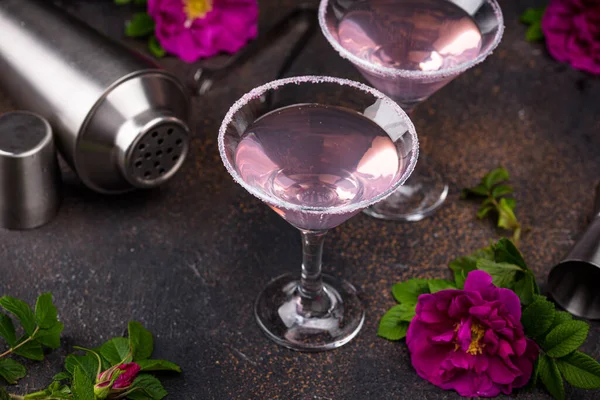 장미 시럽 과 핑크 마티니 칵테일 — 스톡 사진