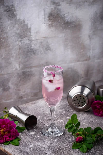 Cocktail rosa con champagne e sciroppo di rosa — Foto Stock