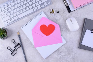 Ofis masasında sevgililer günü konsepti