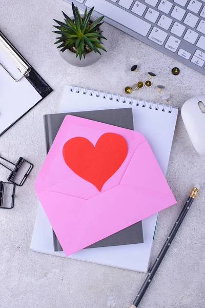 Concetto di San Valentino nella scrivania dell'ufficio — Foto Stock